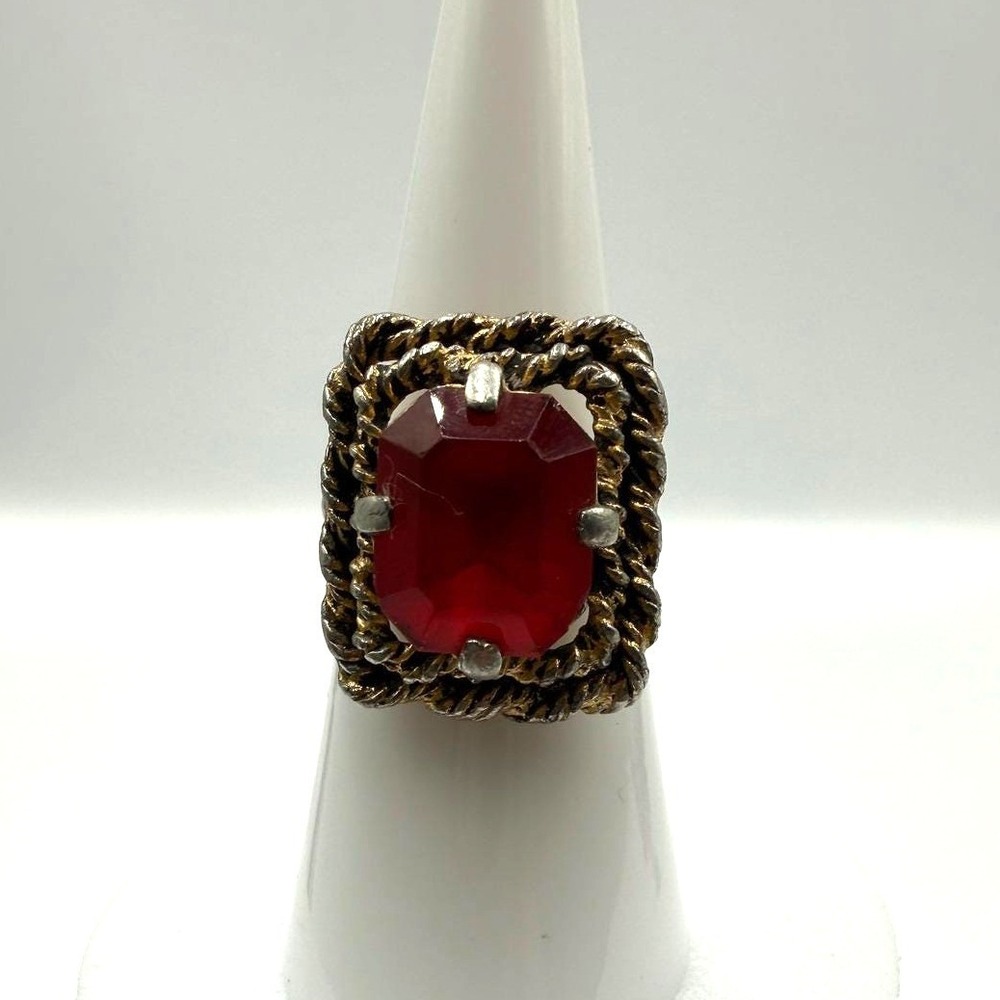 Vintage Red Glass Cocktail Ring Adjustable Gold Tone Rope Border size 6.5
